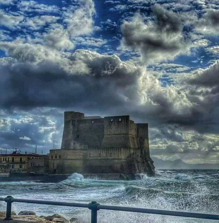 Viaggiamoindue-Castel dell'Ovo